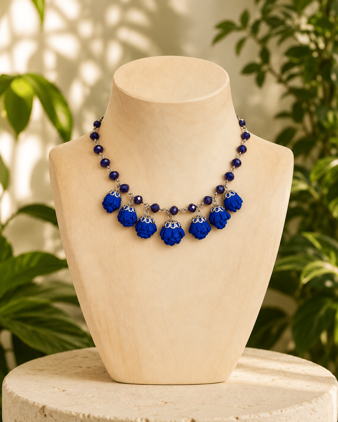 Colar Tujuh Casulo Royal em couro azul royal no busto