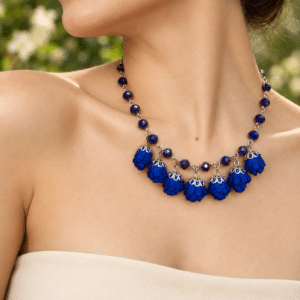 Colar Tujuh Casulo Royal em couro azul royal na modelo