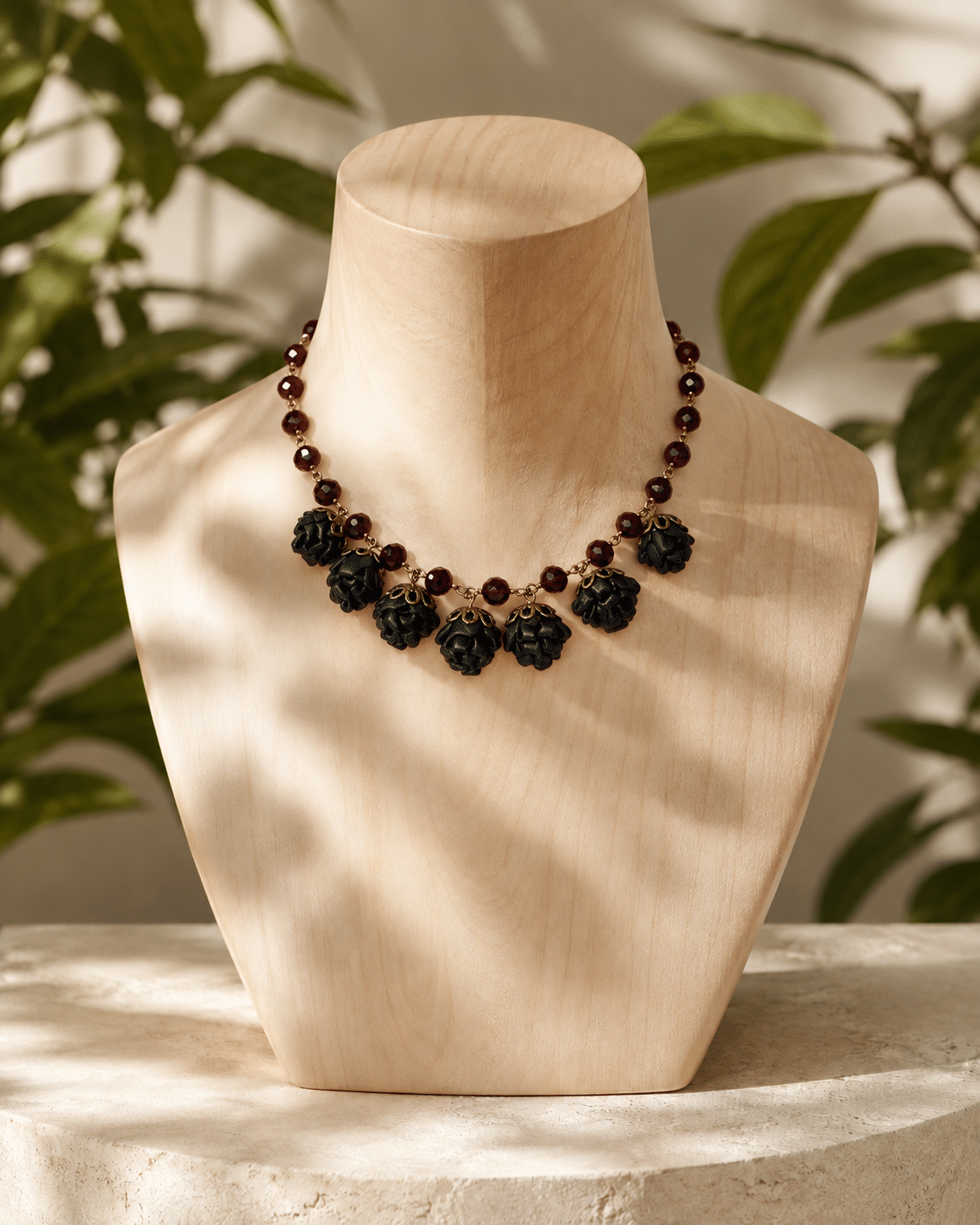 Colar Tujuh Casulo Black em couro preto no busto