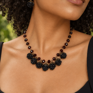 Colar Tujuh Casulo Black em couro preto na modelo