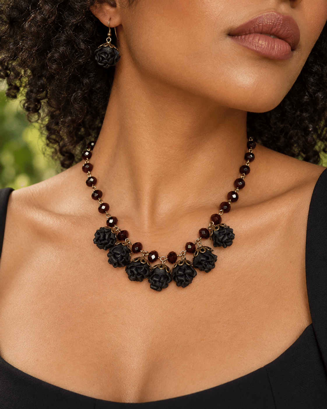 Colar Tujuh Casulo Black em couro preto na modelo