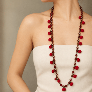 Colar Mini Casulo Longo Magenta em couro na modelo