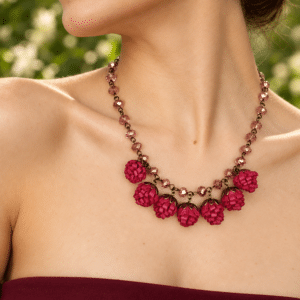 Colar Tujuh Casulo Magenta em couro na modelo