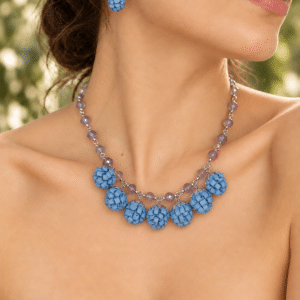 Colar Tujuh Casulo Celeste em couro azul-celeste na modelo