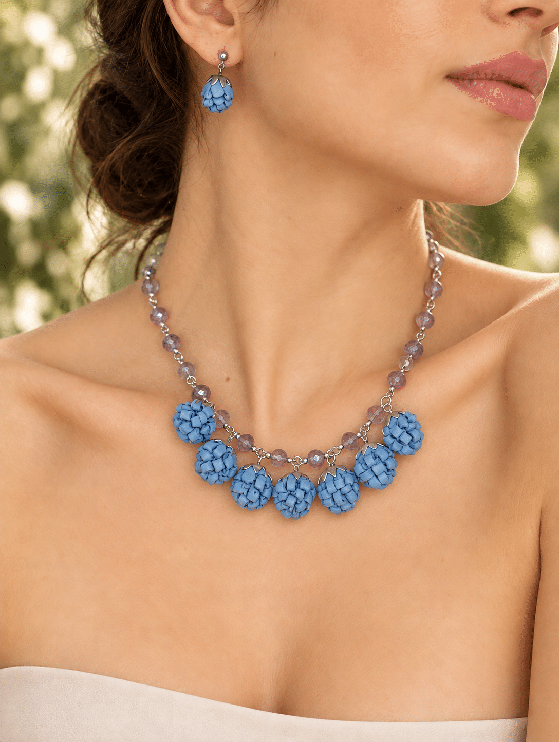 Colar Tujuh Casulo Celeste em couro azul-celeste na modelo