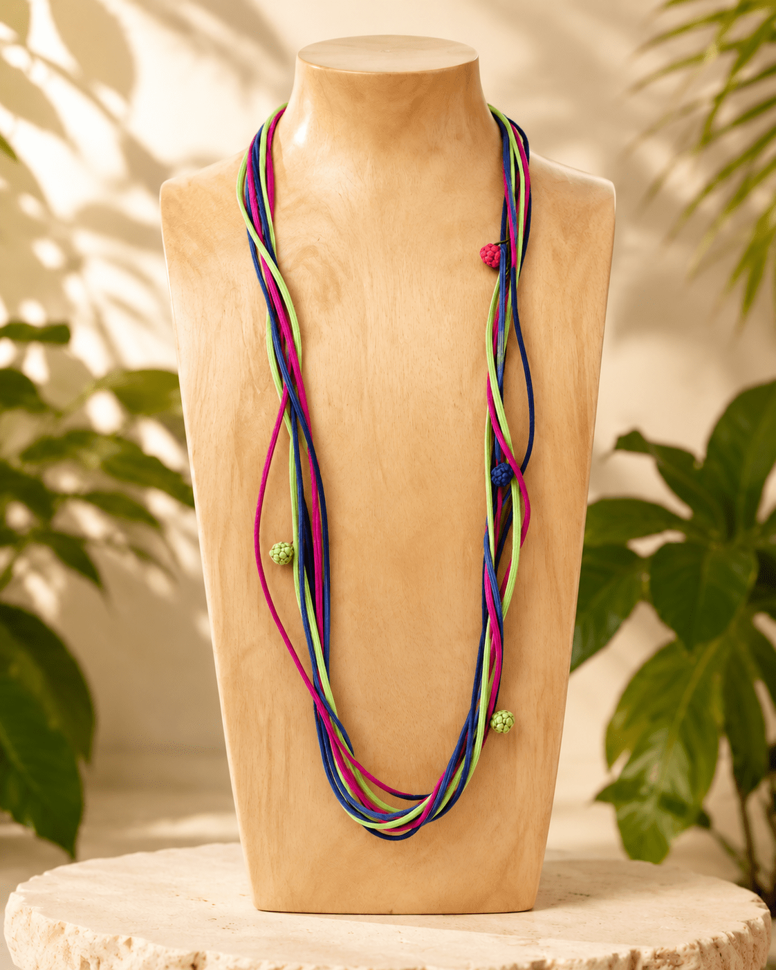 Colar Suede Casulo Longo Aurora em couro no busto