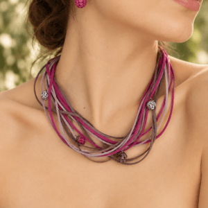 Colar Suede Casulo Curto Lola em couro na modelo