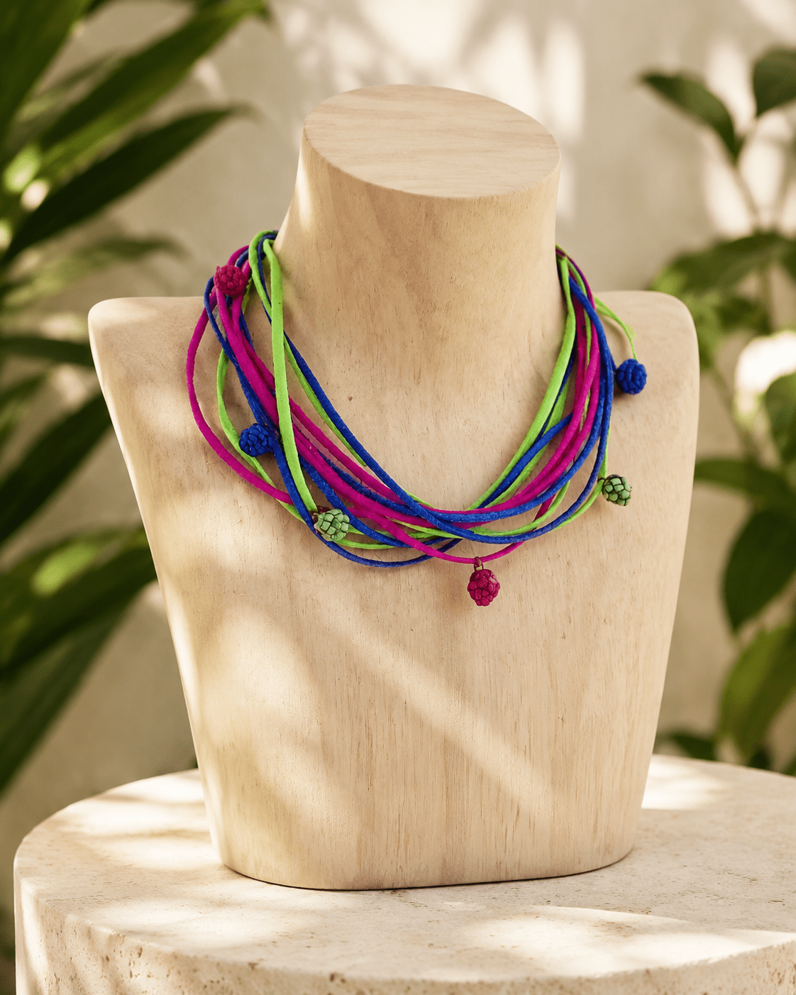 Colar Suede Casulo Curto Aurora em couro no busto