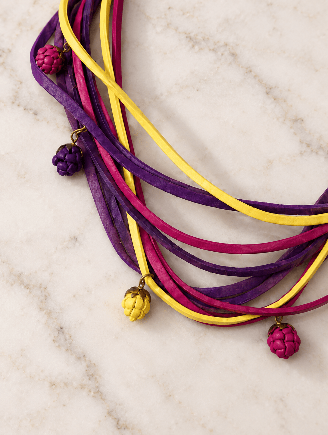 Colar Suede Casulo Curto Ipê em couro detalhe