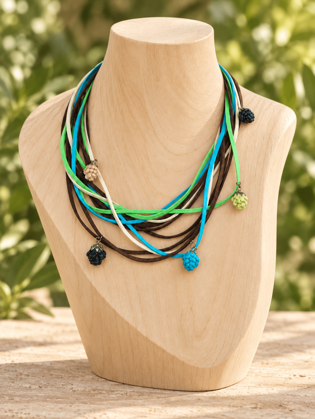 Colar Suede Casulo Curto Neon em couro no busto