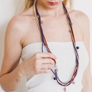 Colar Suede Casulo Longo Retrô em couro na modelo